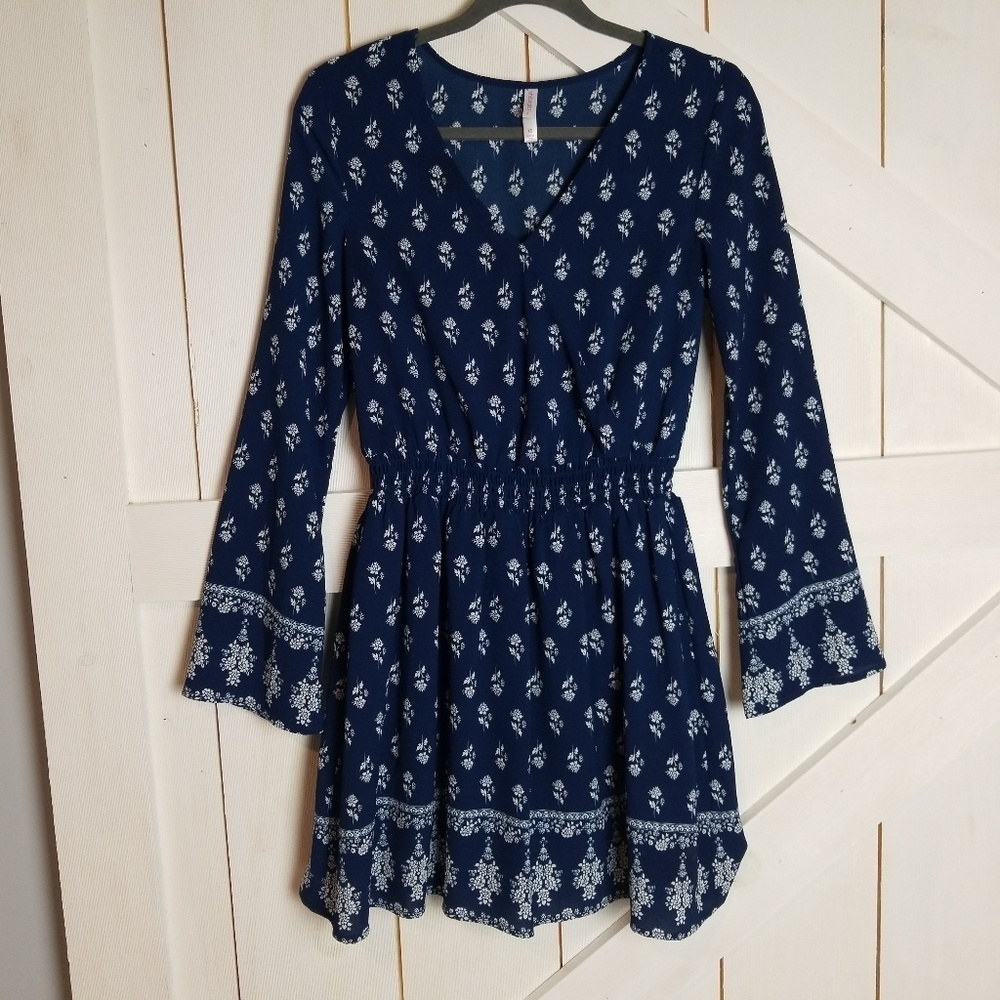 Xhilaration Blue White Floral Boho Bell sleeves x